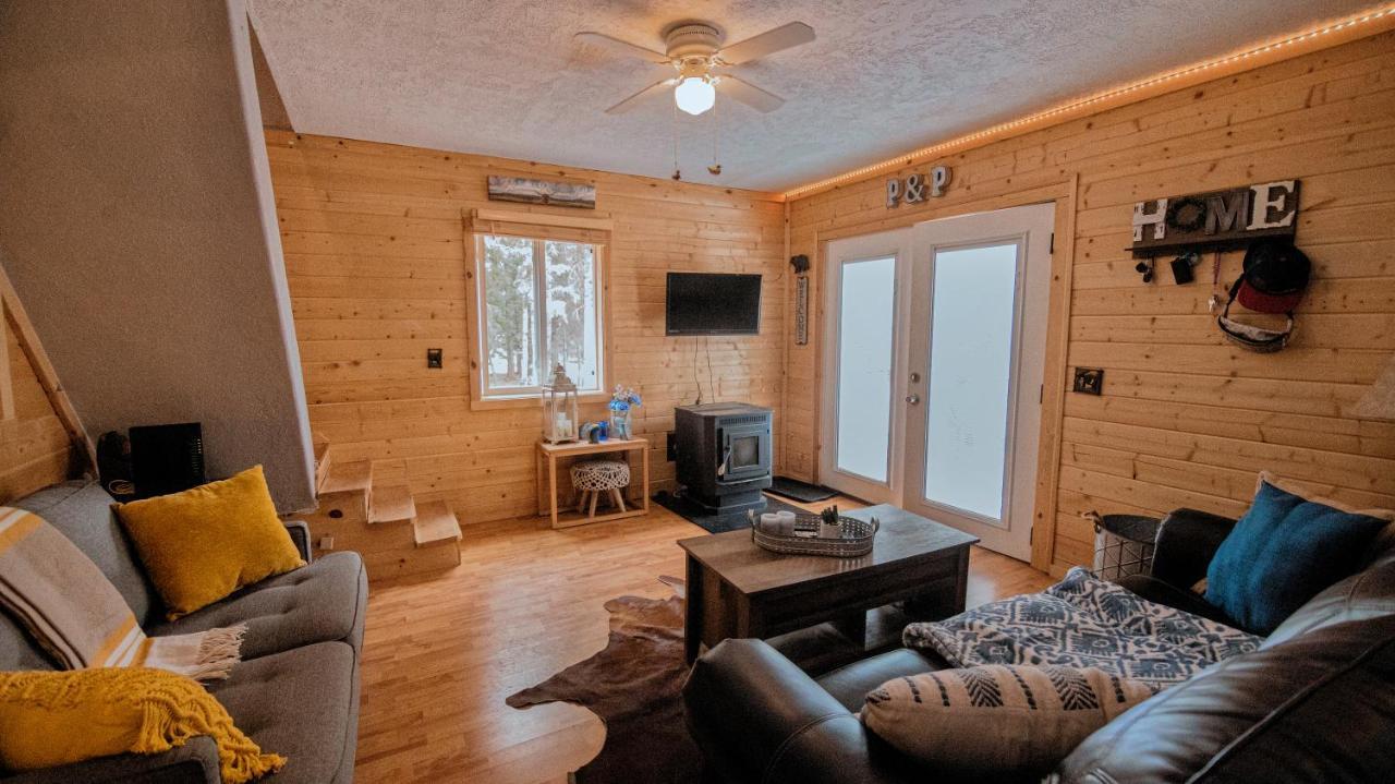 Charming Blue Farmhouse Cabin Duck Creek Village 外观 照片