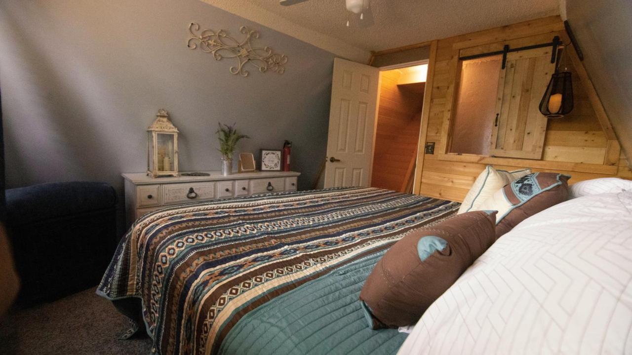 Charming Blue Farmhouse Cabin Duck Creek Village 外观 照片